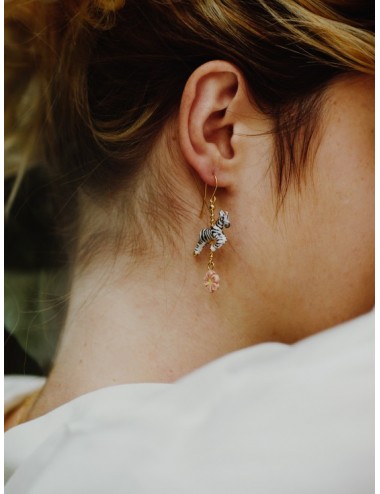 Pendiente cebra y flor