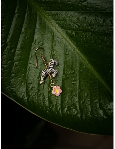 Pendiente cebra y flor