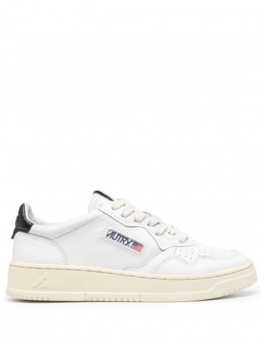 Sneaker piel detalle contraste